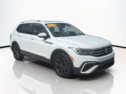 Used 2022 Volkswagen Tiguan SE w/ Panoramic Sunroof Package FWD image 2