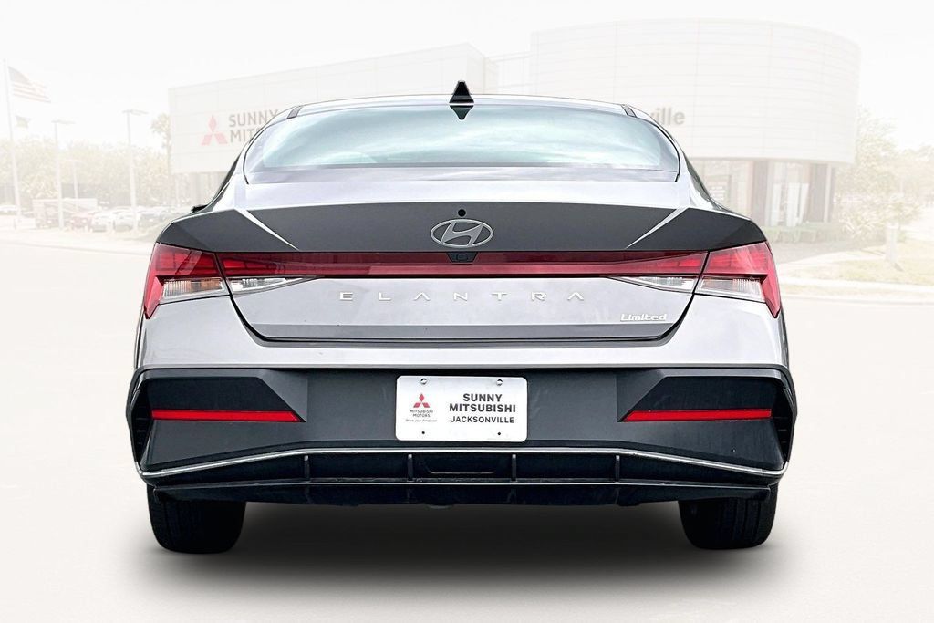Used 2025 Hyundai Elantra Limited FWD image 5