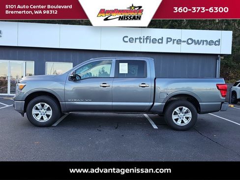Used 2018 Nissan Titan SV image 2