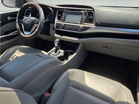 Used 2014 Toyota Highlander XLE AWD/4WD image 25