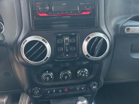 Used 2013 Jeep Wrangler Unlimited Sahara w/ Connectivity Group AWD/4WD image 15
