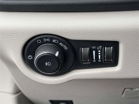 Used 2023 Chrysler Pacifica Touring-L image 9