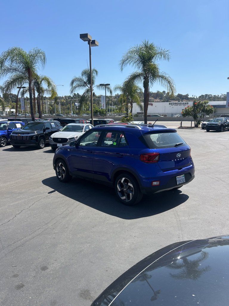 Used 2025 Hyundai Venue SEL FWD image 7