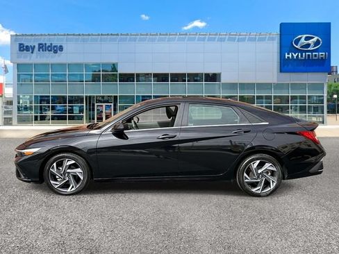 Used 2025 Hyundai Elantra SEL FWD image 8