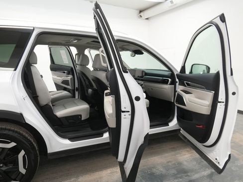 Used 2024 Kia Telluride EX w/ EX Captain's Chair Package image 34