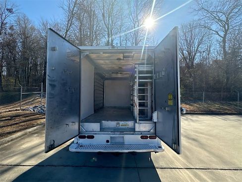 Used 2018 Isuzu NPR HD image 28