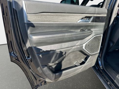 Used 2022 Jeep Wagoneer Series III w/ Flexible Seating Group AWD/4WD image 13
