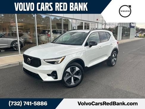 Used 2025 Volvo XC40 B5 Plus AWD/4WD image 1