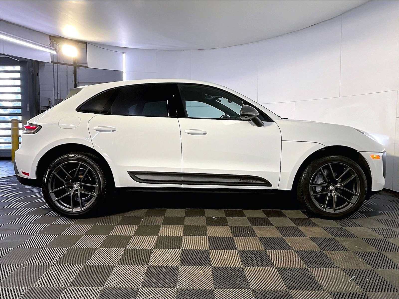 Certified 2023 Porsche Macan Turbo AWD/4WD image 8