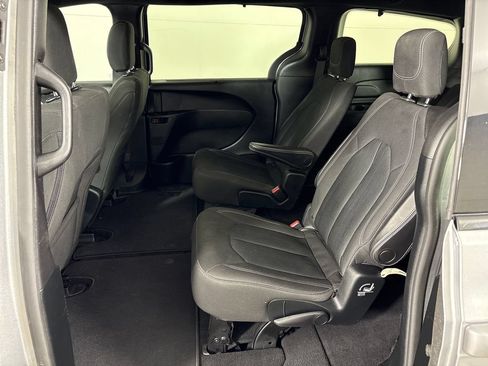 Used 2018 Chrysler Pacifica Touring Plus w/ S Appearance Package FWD image 20