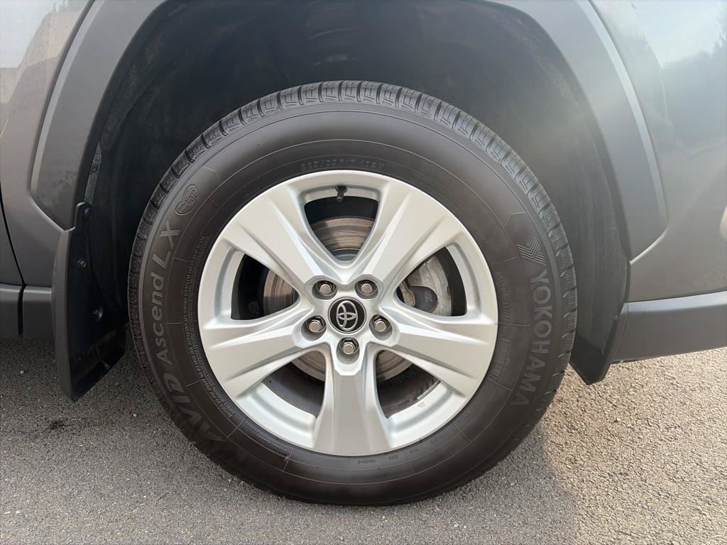 Used 2021 Toyota RAV4 XLE AWD/4WD image 26