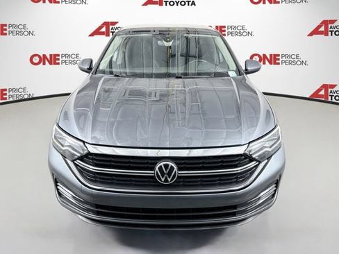 Used 2023 Volkswagen Jetta SE w/ Panoramic Sunroof Package FWD image 2