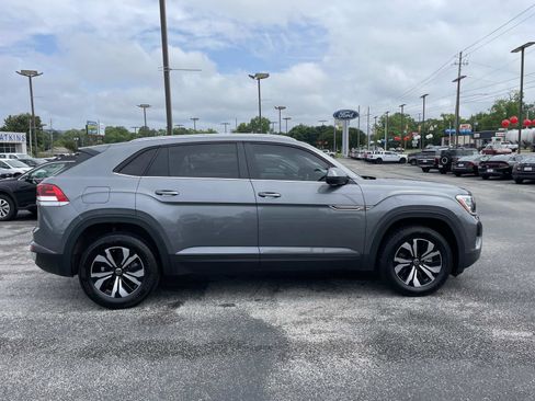 Used 2025 Volkswagen Atlas Cross Sport SE FWD image 2