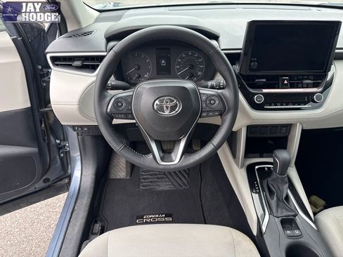 Used 2024 Toyota Corolla Cross LE FWD image 15
