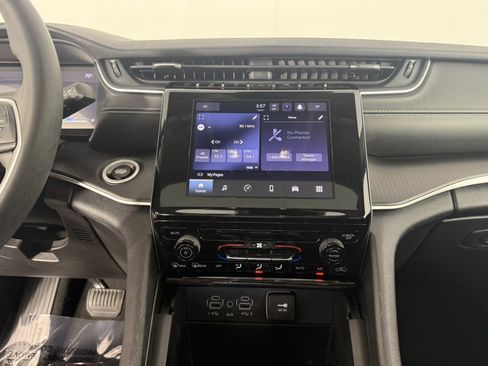 Used 2023 Jeep Grand Cherokee Laredo X AWD/4WD image 21