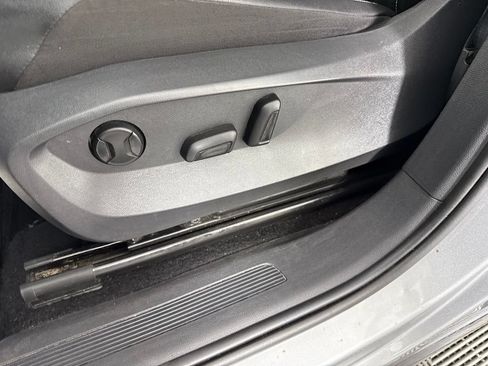 Used 2023 Volkswagen Tiguan SE AWD/4WD image 13