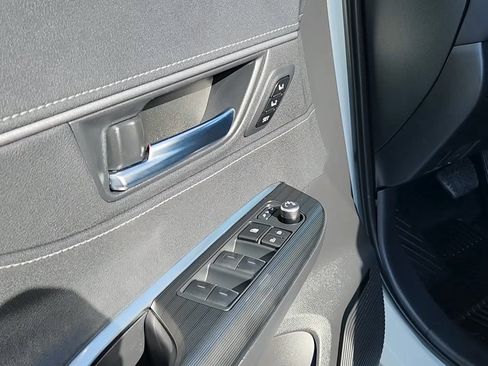 Used 2024 Toyota Venza Nightshade image 7