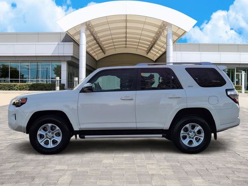 Used 2016 Toyota 4Runner SR5 image 3
