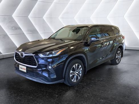 Used 2021 Toyota Highlander XLE AWD/4WD image 3