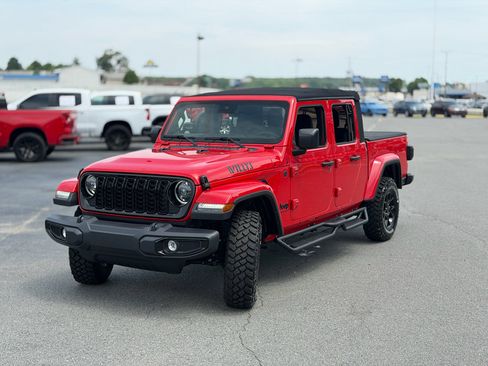 Used 2024 Jeep Gladiator Sport AWD/4WD image 3