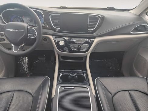 Used 2023 Chrysler Pacifica Limited AWD/4WD image 10