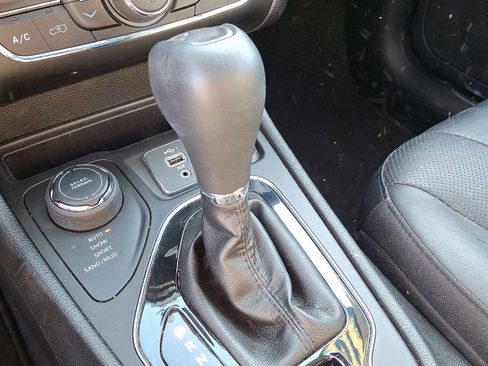 Used 2019 Jeep Cherokee Limited image 15