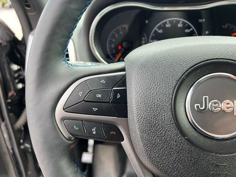 Used 2018 Jeep Grand Cherokee Laredo AWD/4WD image 16