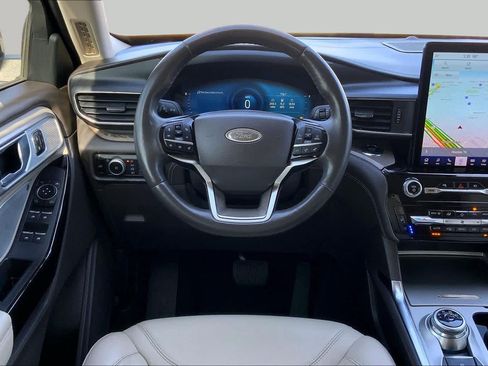 Used 2023 Ford Explorer Platinum w/ Technology Package AWD/4WD image 11