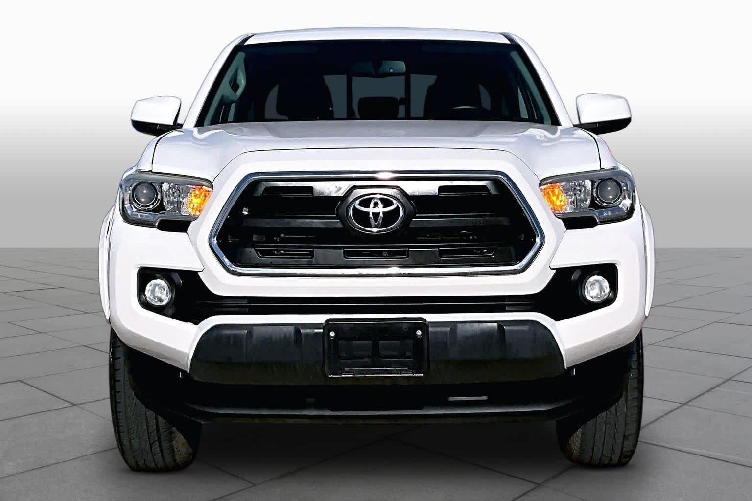 Used 2017 Toyota Tacoma SR5 w/ Tow Package RWD image 4