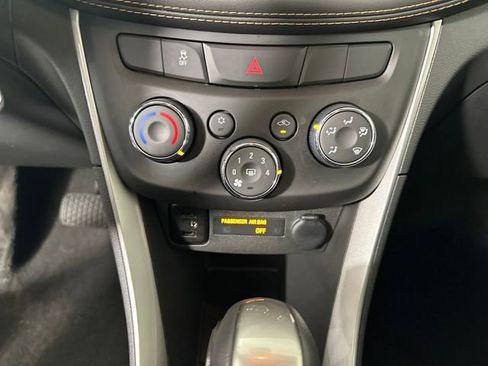 Used 2022 Chevrolet Trax LT w/ LT Convenience Package image 23