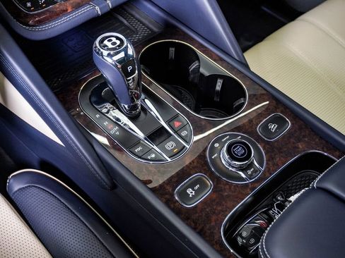 Used 2022 Bentley Bentayga AWD/4WD image 29