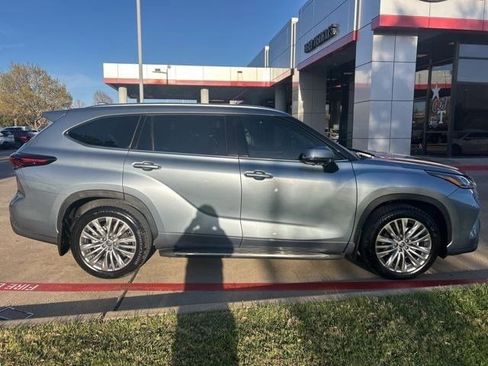 Used 2024 Toyota Highlander Platinum image 4