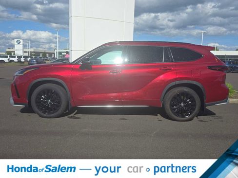 Used 2025 Toyota Highlander XSE AWD/4WD image 3