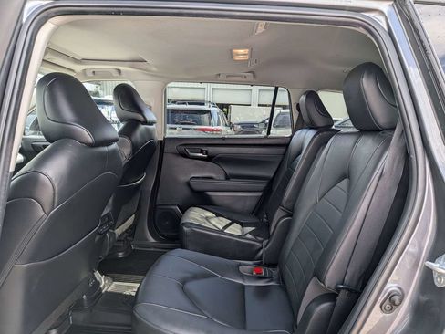 Used 2023 Toyota Highlander XLE FWD image 15