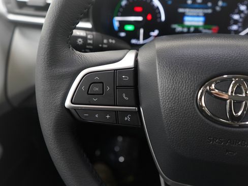 Used 2025 Toyota Sienna XLE image 28