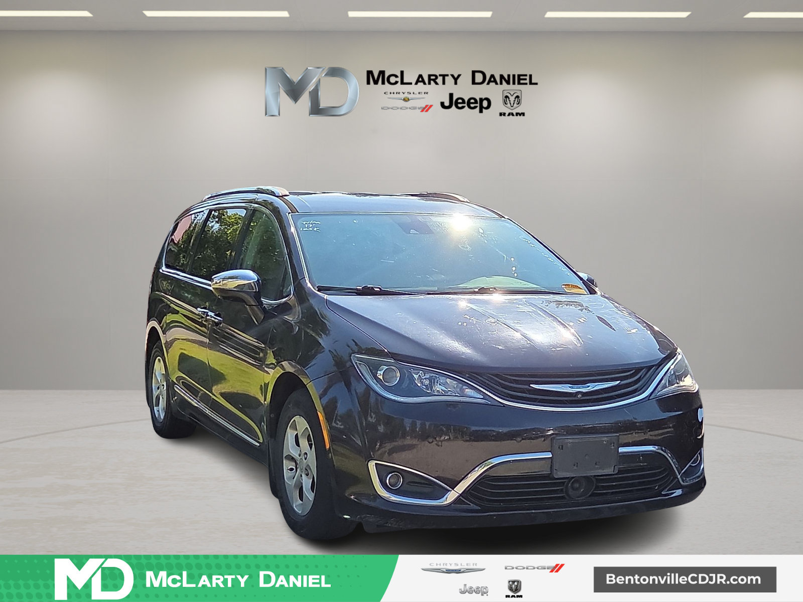Used 2017 Chrysler Pacifica Platinum FWD image 1