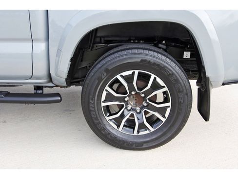 Used 2020 Toyota Tacoma TRD Sport w/ TRD Premium Sport Package AWD/4WD image 31
