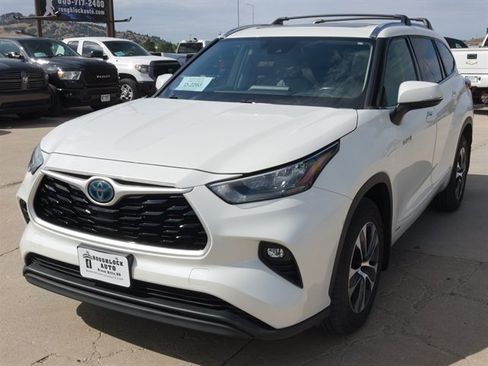Used 2020 Toyota Highlander XLE AWD/4WD image 2