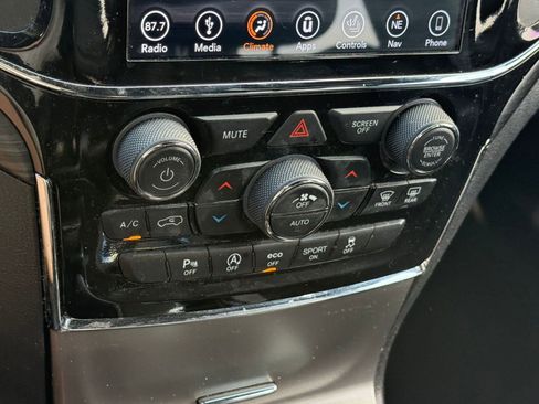 Used 2019 Jeep Grand Cherokee Laredo w/ Laredo X Package image 17