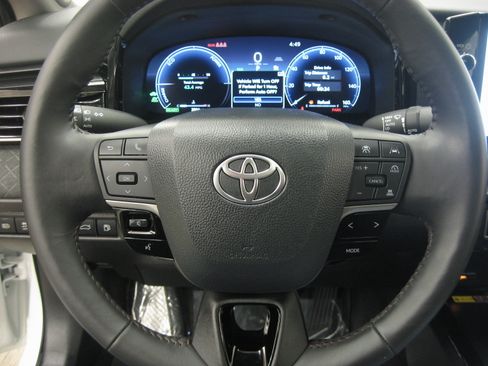 Used 2025 Toyota Camry XLE image 13