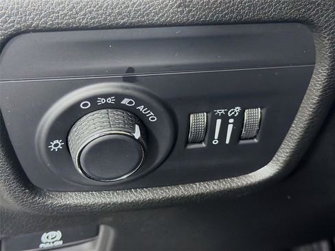 Used 2024 Jeep Grand Cherokee Laredo image 10