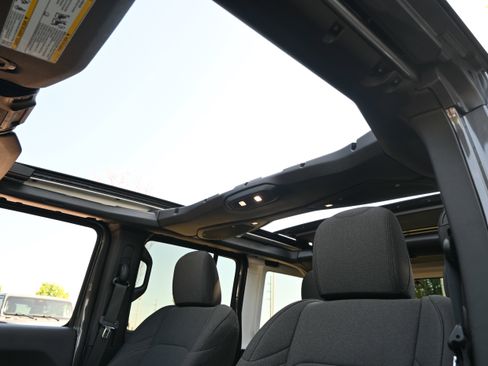 Used 2025 Jeep Wrangler Unlimited Sahara w/ Safety Group AWD/4WD image 29