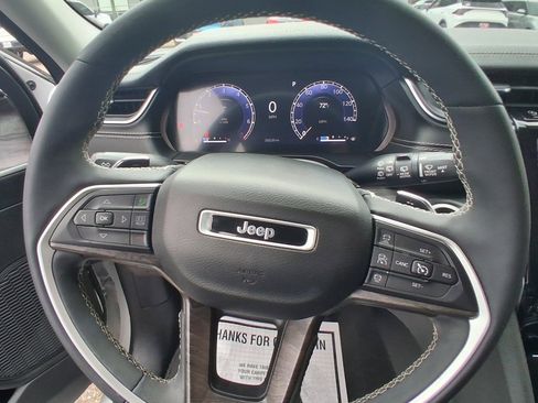 Used 2023 Jeep Grand Cherokee Limited w/ Black Appearance Package image 11