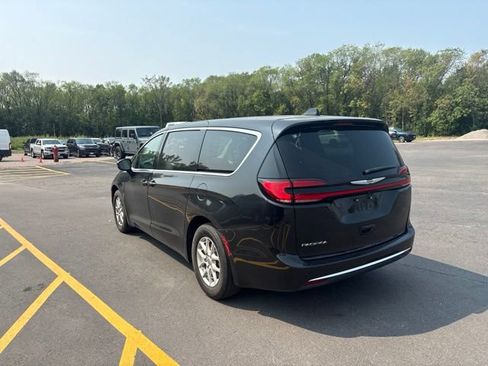 Used 2023 Chrysler Pacifica Touring-L FWD image 6