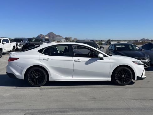Used 2025 Toyota Camry SE image 3