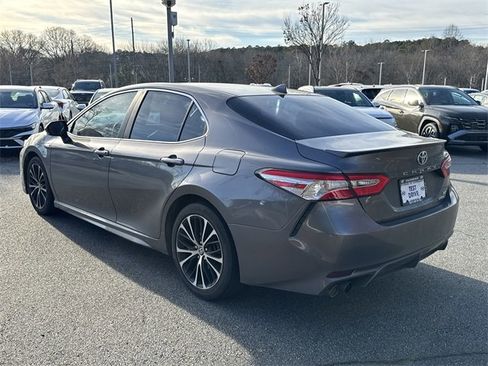 Used 2020 Toyota Camry SE w/ Sunroof Package image 5