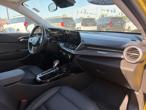 Used 2024 Chevrolet Trax ACTIV w/ Sunroof Package FWD image 15