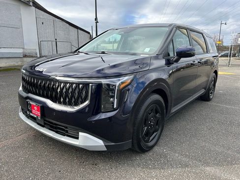 Used 2025 Kia Carnival image 1