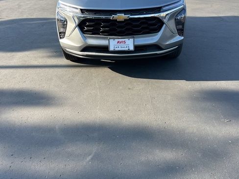 Used 2025 Chevrolet Trax LT w/ LT Convenience Package FWD image 4