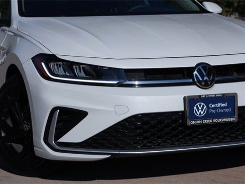 Certified 2025 Volkswagen Jetta SE image 3